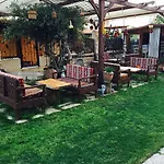 Ada לינה וארוחת בוקר 2*